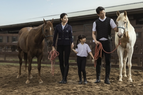 Choáng ngợp với màn ra mắt của Học viện cưỡi ngựa đầu tiên tại Việt Nam trên đảo Vũ Yên